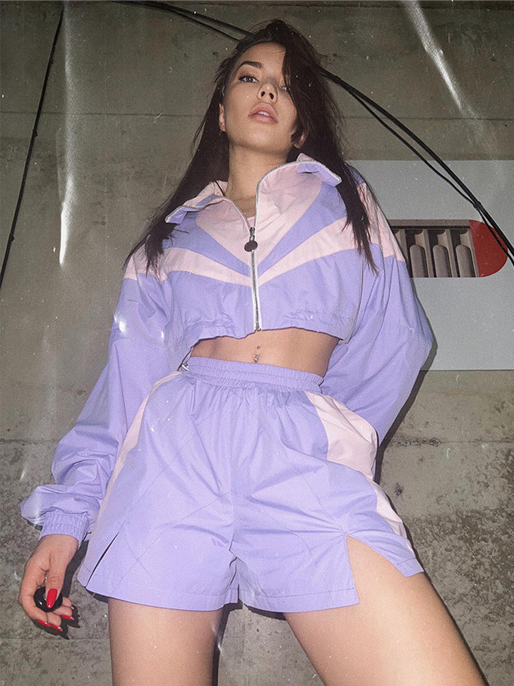 Femme Tenue de sport tendance avec cool veste à capuche et shorts taille haute Chic und Stil