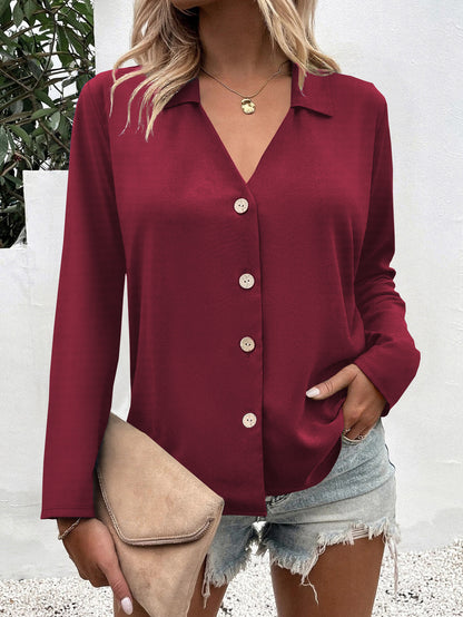 Blouse féminine tendance avec décolleté en V et détails de boutons Chic und Stil