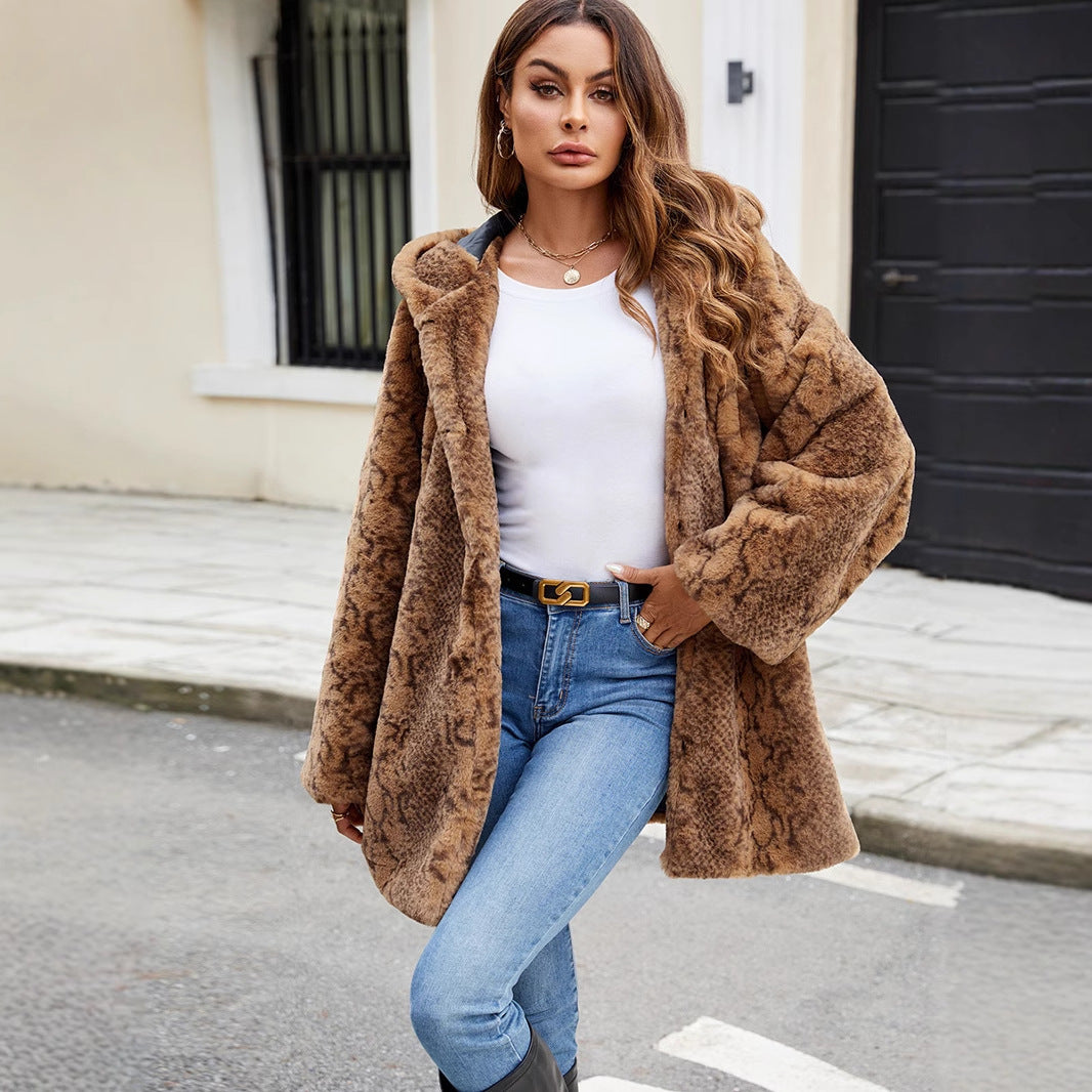 Dames Furry Parka avec capuche et coupe élégante Chic und Stil