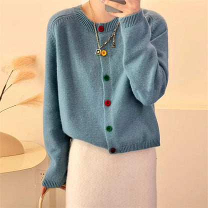 Dames cardigan en peluche avec des détails de boutons colorés et une coupe moderne Chic und Stil