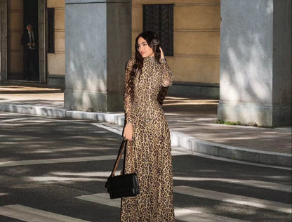 Robe maxi pour femmes en tissu léger avec motif léopard et coupe ajustée Chic und Stil
