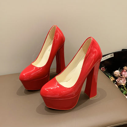 Pompes à plateforme pour femmes avec un look brillant élégant et une plateforme stable Chic und Stil