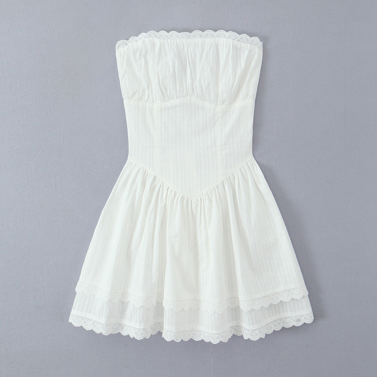 Robe courte sans bretelles pour dames avec délicate dentelle et jupe fluide Chic und Stil