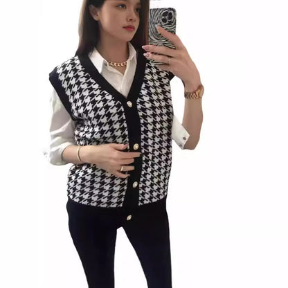 Dames gilet en tricot avec un élégant motif pied-de-poule et boutons en perles Chic und Stil