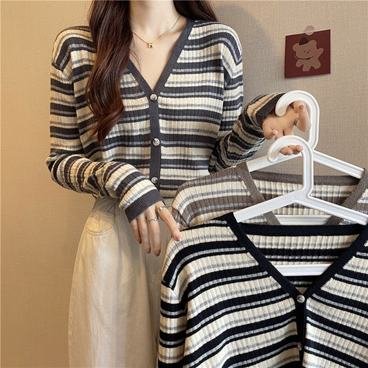 Dames cardigan rayé avec boutons et décolleté en V Chic und Stil