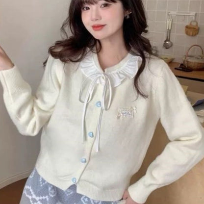 Dames cardigan ludique avec détail volant et boutons ressemblant à des perles Chic und Stil