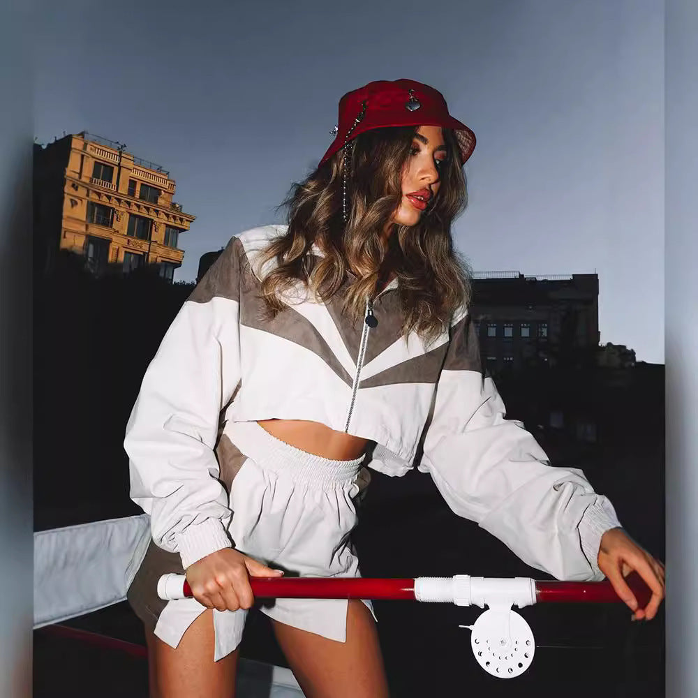 Femme Tenue de sport tendance avec cool veste à capuche et shorts taille haute Chic und Stil