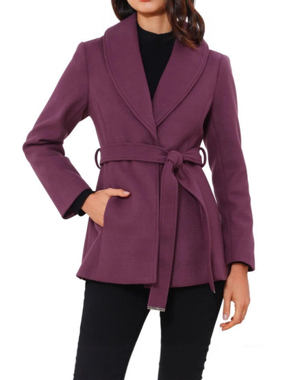 Blazer féminin à la mode avec ceinture et revers Chic und Stil