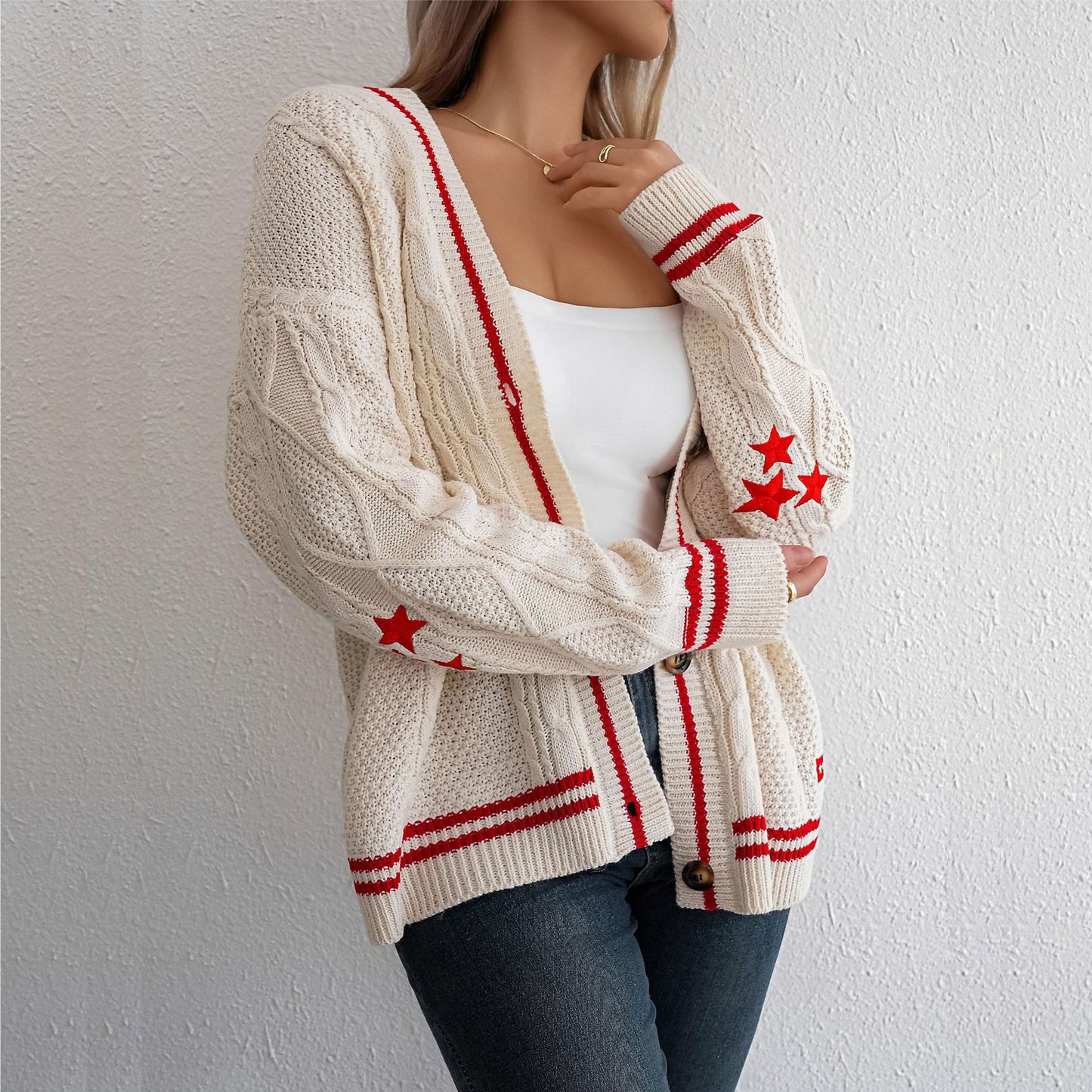 Dames gros pull cardigan avec des applications d'étoiles élégantes et des détails contrastants Chic und Stil