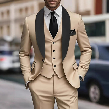 Costume élégant pour hommes avec une coupe slim et un revers en satin luxueux Chic und Stil