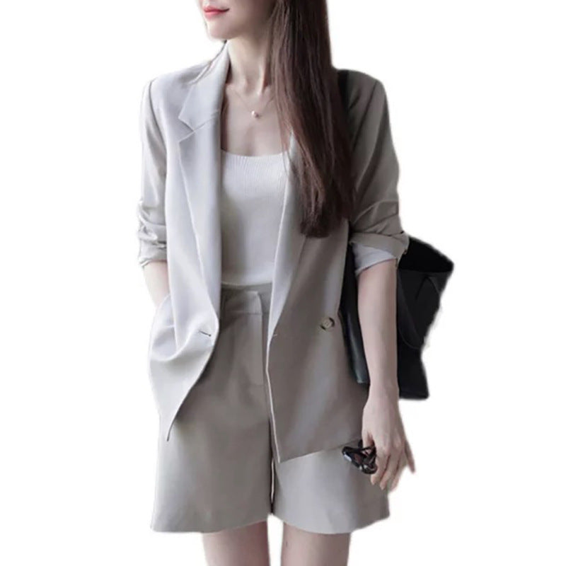 Fitted blazer and shorts set for women Chic und Stil