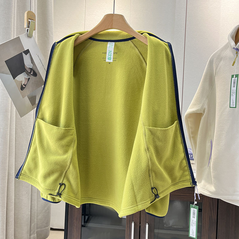 Veste en polaire douce pour femmes avec col montant et poches zippées sur les côtés Chic & Stil