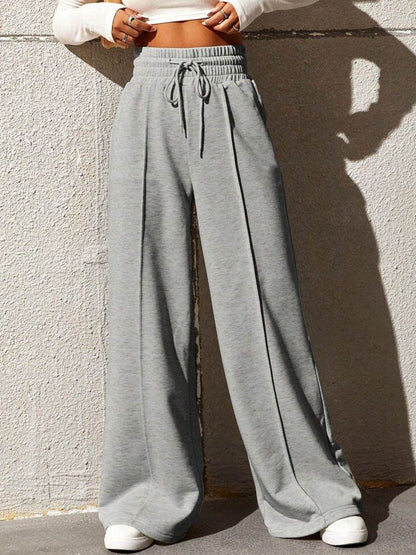 Wide sports pants for women with elastic waistband and side pockets Chic und Stil