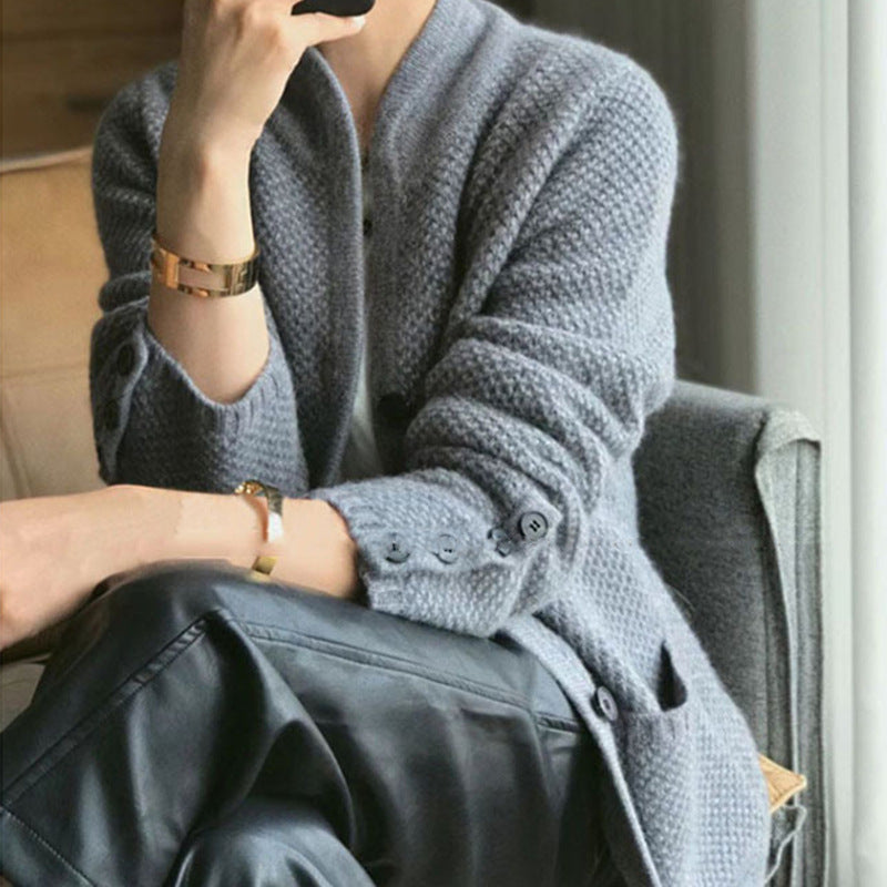 Dames cardigan confortable avec des détails de boutons élégants et de grandes poches Chic und Stil