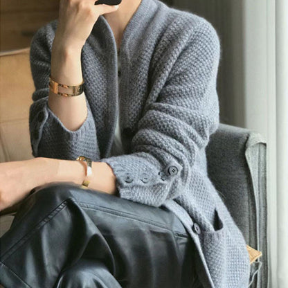 Dames cardigan confortable avec des détails de boutons élégants et de grandes poches Chic und Stil