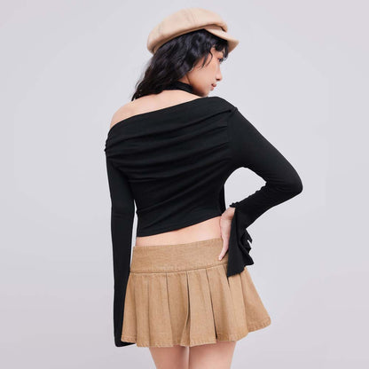 Top court pour femme avec design halter asymétrique et drapés élégants Chic & Stil