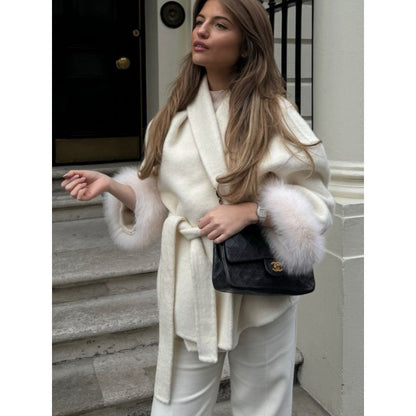 Dames Fuzzi-Robenjacke mit élégant Belt et luxurieux Manches en peluche Chic und Stil