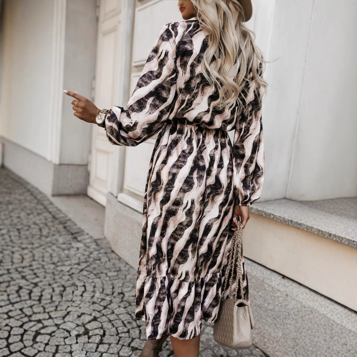 Robe maxi pour dames avec un motif rayé élégant et des poches pratiques Chic und Stil