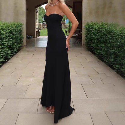 Robe de mariée élégante pour femmes avec design sans bretelles et tissu fluide Chic und Stil