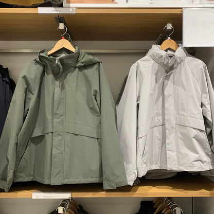 Veste d'extérieur pour femmes avec capuche réglable et caractéristiques respirantes Chic & Stil