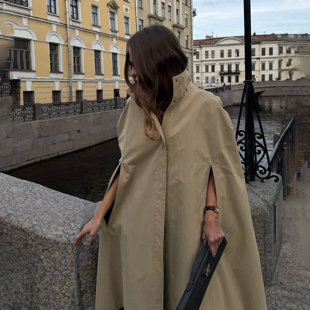 Dames élégant trench-coat avec un col haut et des fentes latérales Chic und Stil