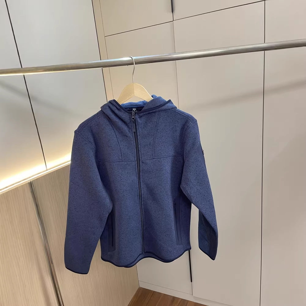 Veste fonctionnelle femme avec capuche respirante et poches zippées sur les côtés Chic & Stil