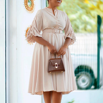 Robe pour femmes avec ceinture cintrée et manches à volants Chic und Stil