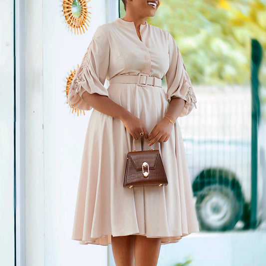 Robe pour femmes avec ceinture cintrée et manches à volants Chic und Stil