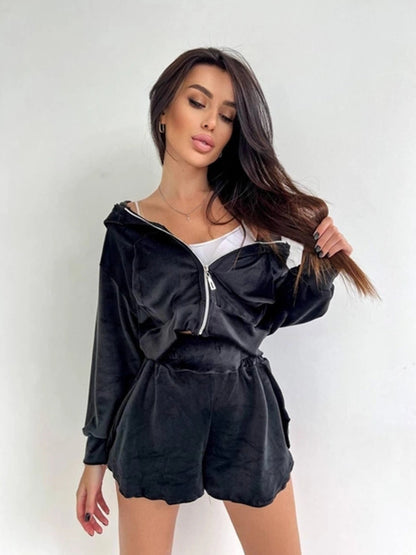 Ensemble d'entraînement sport féminin à manches courtes avec veste à capuche et shorts élastiques Chic und Stil