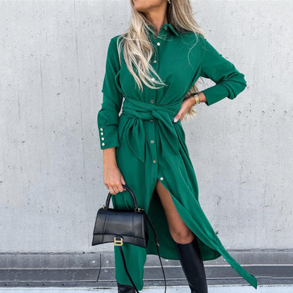 Robe chemise pour femmes avec ceinture à la taille et fente longue Chic und Stil