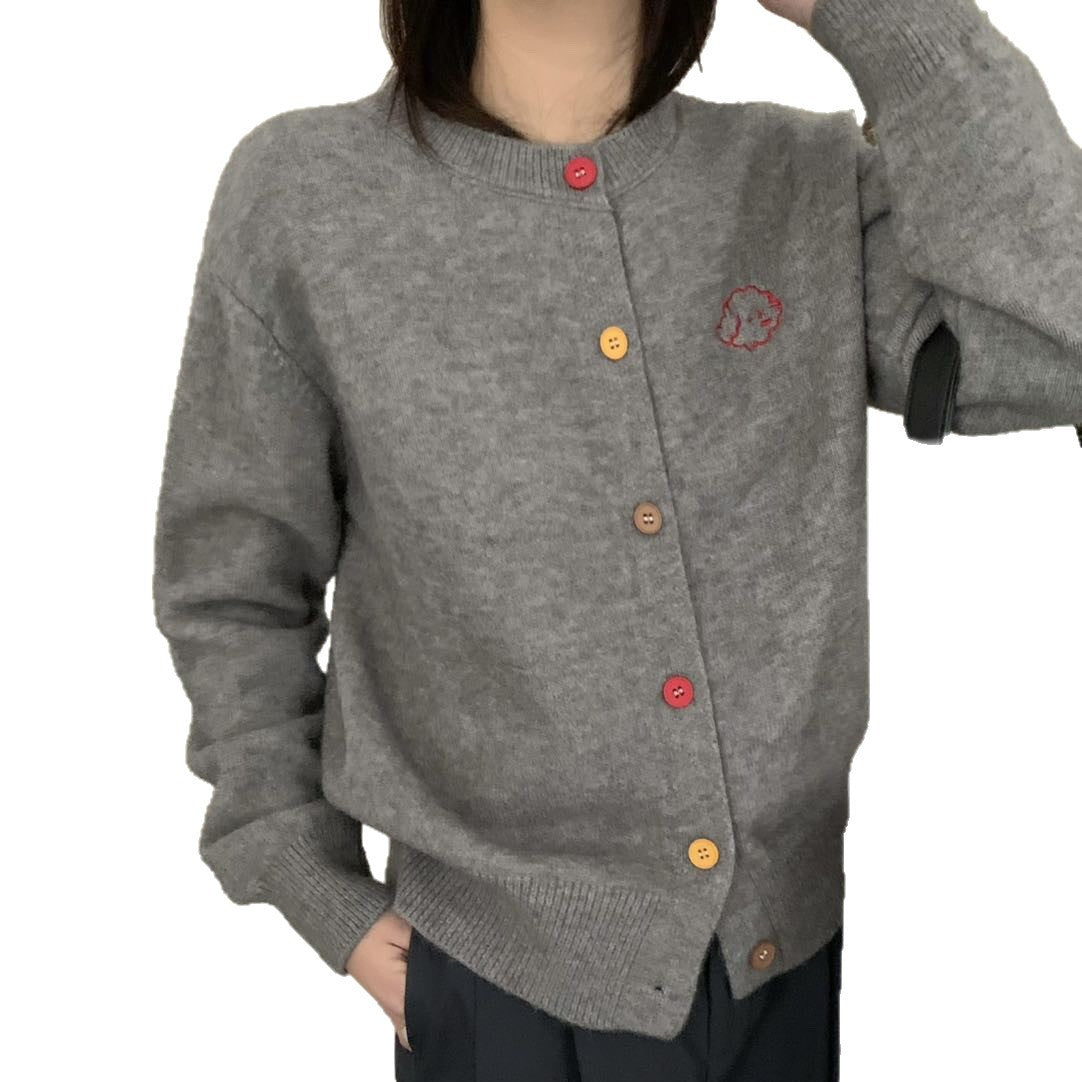 Dames pull-over en tricot douillet avec décolleté boutonné et motif brodé Chic und Stil