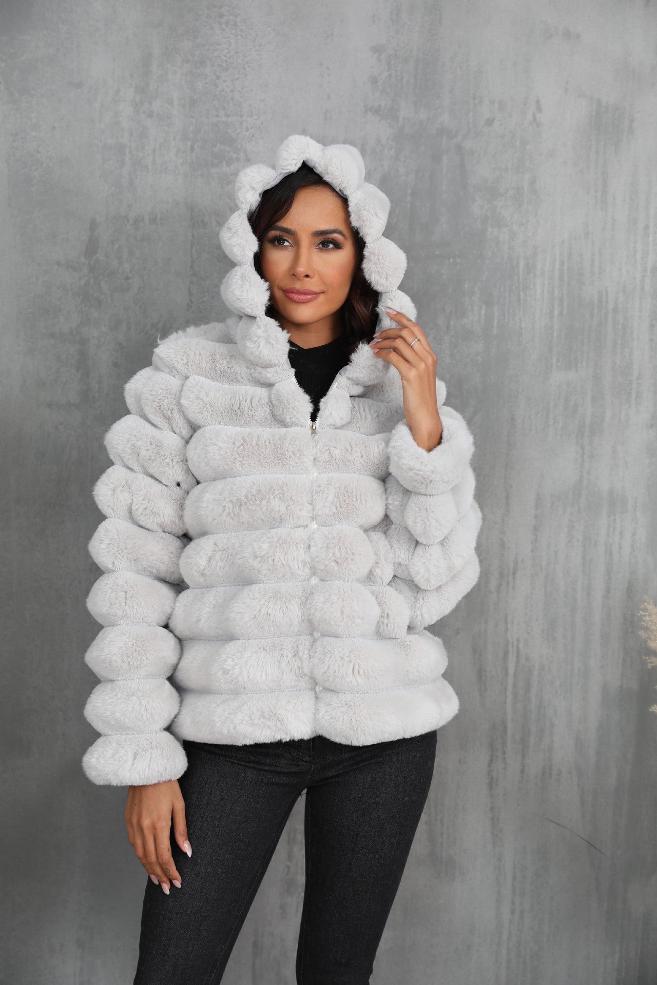 Veste à capuche pour femmes en fausse fourrure avec motif texturé Chic und Stil