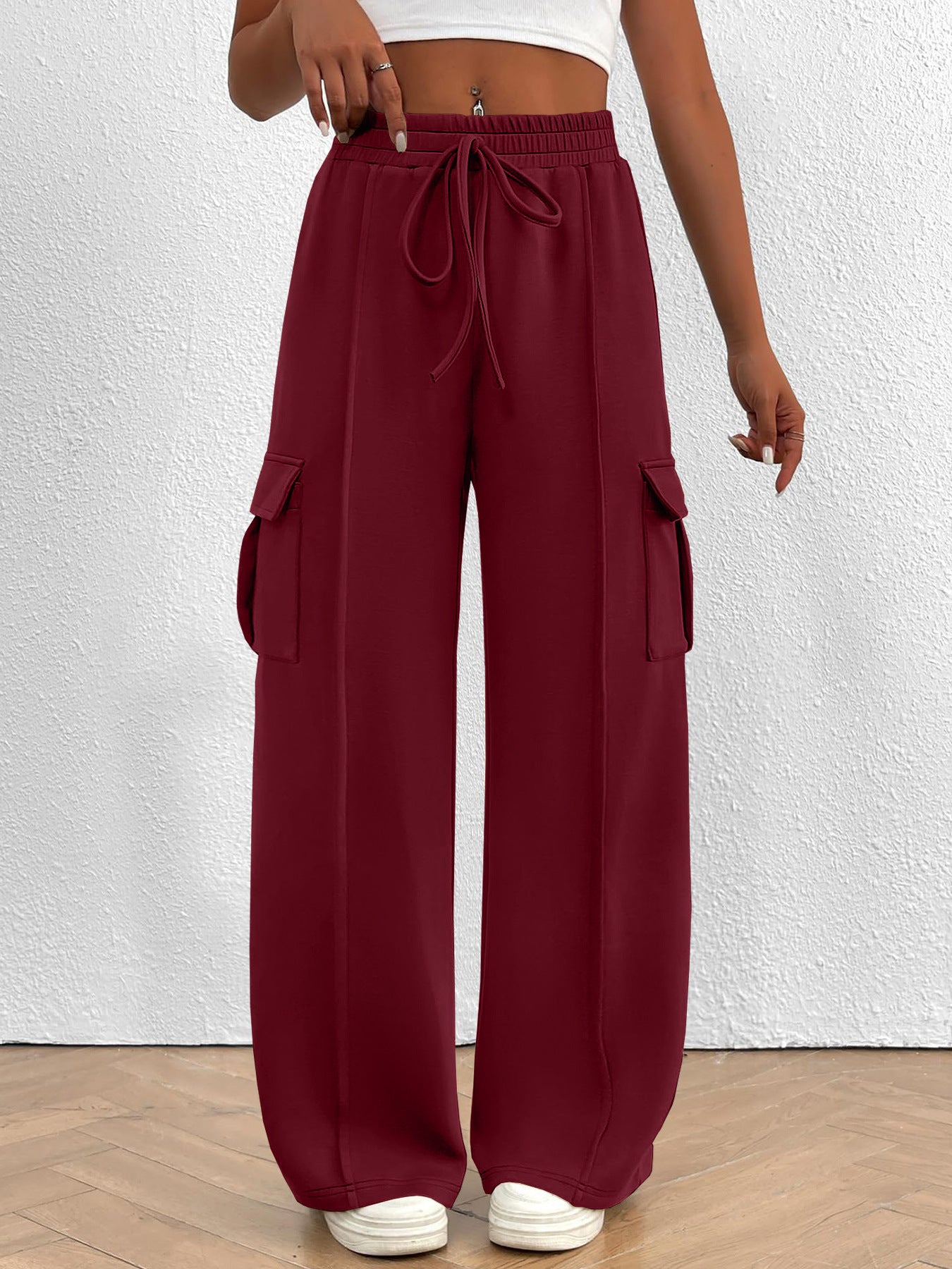 Cargo pants for women with a relaxed fit, elastic waist, and practical pockets Chic and Style