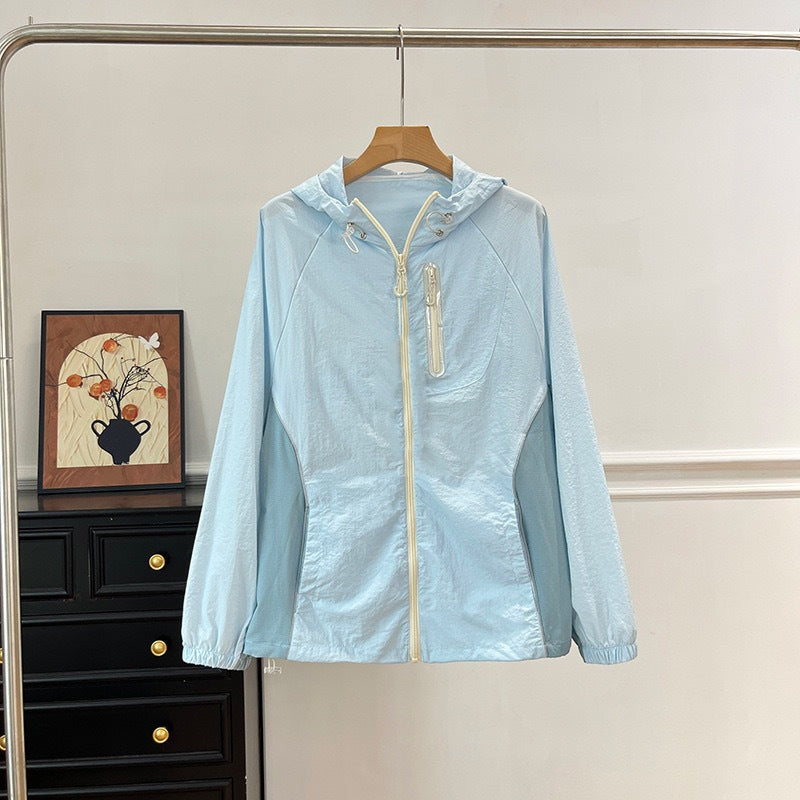 Veste de sport légère pour femmes avec capuche innovante et propriétés respirantes Chic & Stil