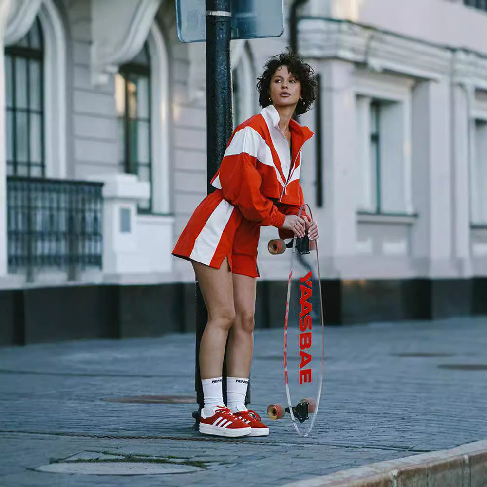 Femme Tenue de sport tendance avec cool veste à capuche et shorts taille haute Chic und Stil