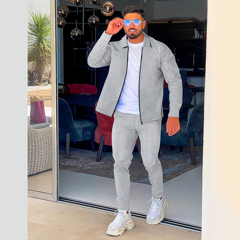 Men's sports training set with a textured long sleeve top and comfortable jogger pants Chic und Stil