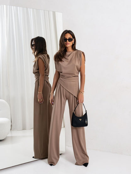 Combinaison pour femmes élégamment coupée avec un design asymétrique et une jambe large Chic und Stil