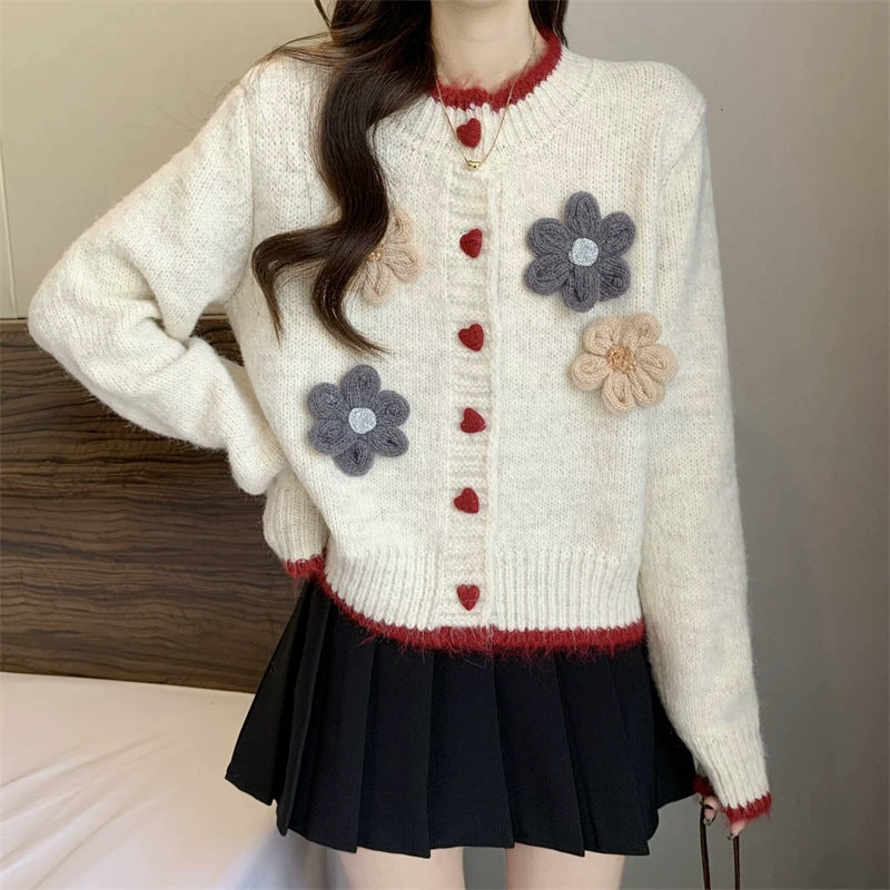 Dames pull-over ludique avec fermeture à boutons en forme de cœur et appliques florales Chic und Stil
