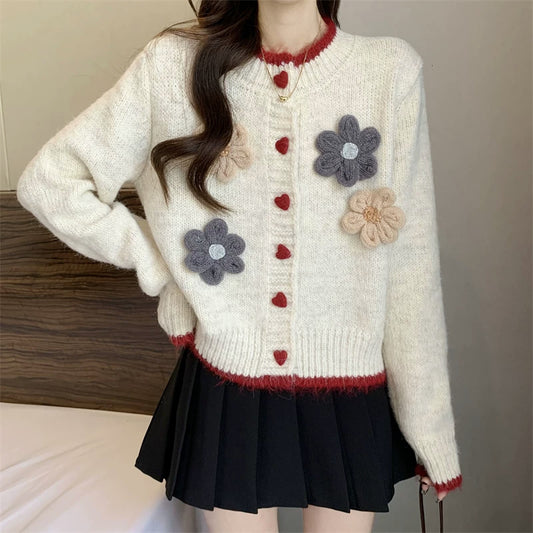 Dames pull-over ludique avec fermeture à boutons en forme de cœur et appliques florales Chic und Stil
