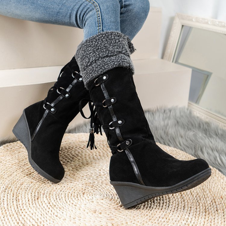Bottes compensées pour femmes avec intérieur matelassé et design de laçage tendance Chic und Stil