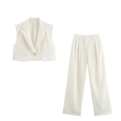 Wide palazzo pants for women with an elegant pleat treatment at the waist Chic und Stil