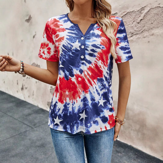 T-shirt à manches courtes pour femmes avec encolure boutonnée et design batik ludique Chic und Stil