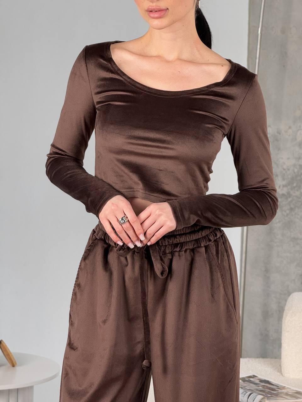 Chic and Stylish cropped long-sleeve t-shirt and trendy jogging pants set for ladies