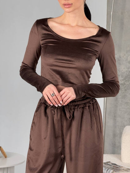 Chic and Stylish cropped long-sleeve t-shirt and trendy jogging pants set for ladies