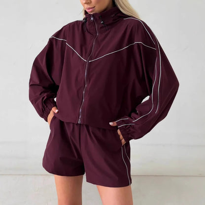 Ensemble sportif pour dames avec veste cropped et shorts Chic und Stil