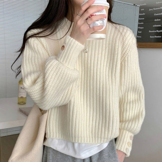 Pull en gros tricot pour femmes avec encolure ras du cou et boutons décoratifs Chic und Stil
