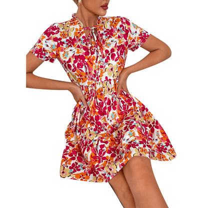 Robe courte à fleurs pour dames avec des détails en dentelle et une silhouette cintrée Chic und Stil