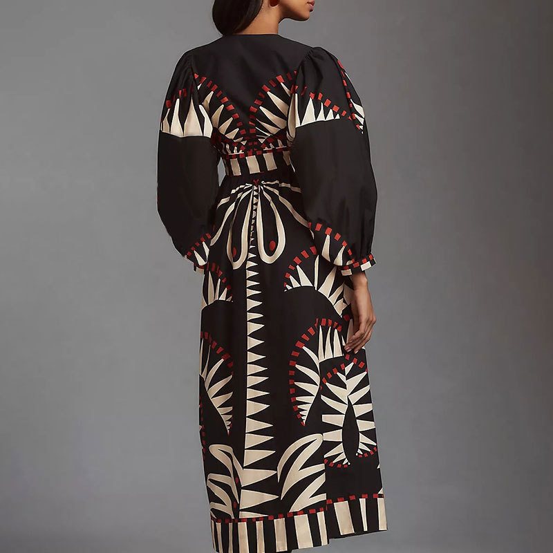 Robe maxi pour femmes avec un motif géométrique original et une élégante patte de boutonnage Chic und Stil