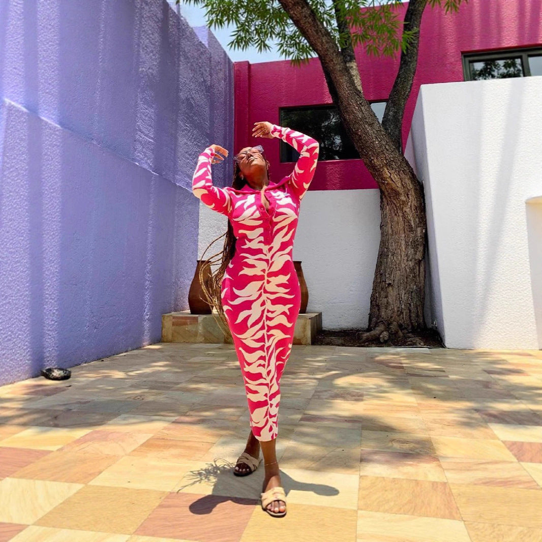 Robe maxi ajustée pour femmes avec col élégant et motif frappant Chic & Stil