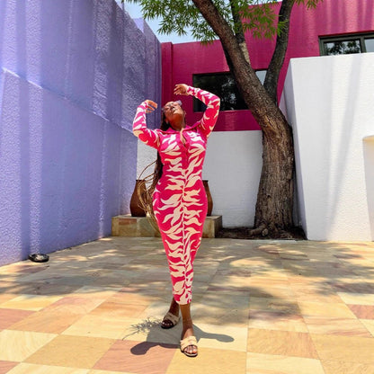 Robe maxi ajustée pour femmes avec col élégant et motif frappant Chic & Stil